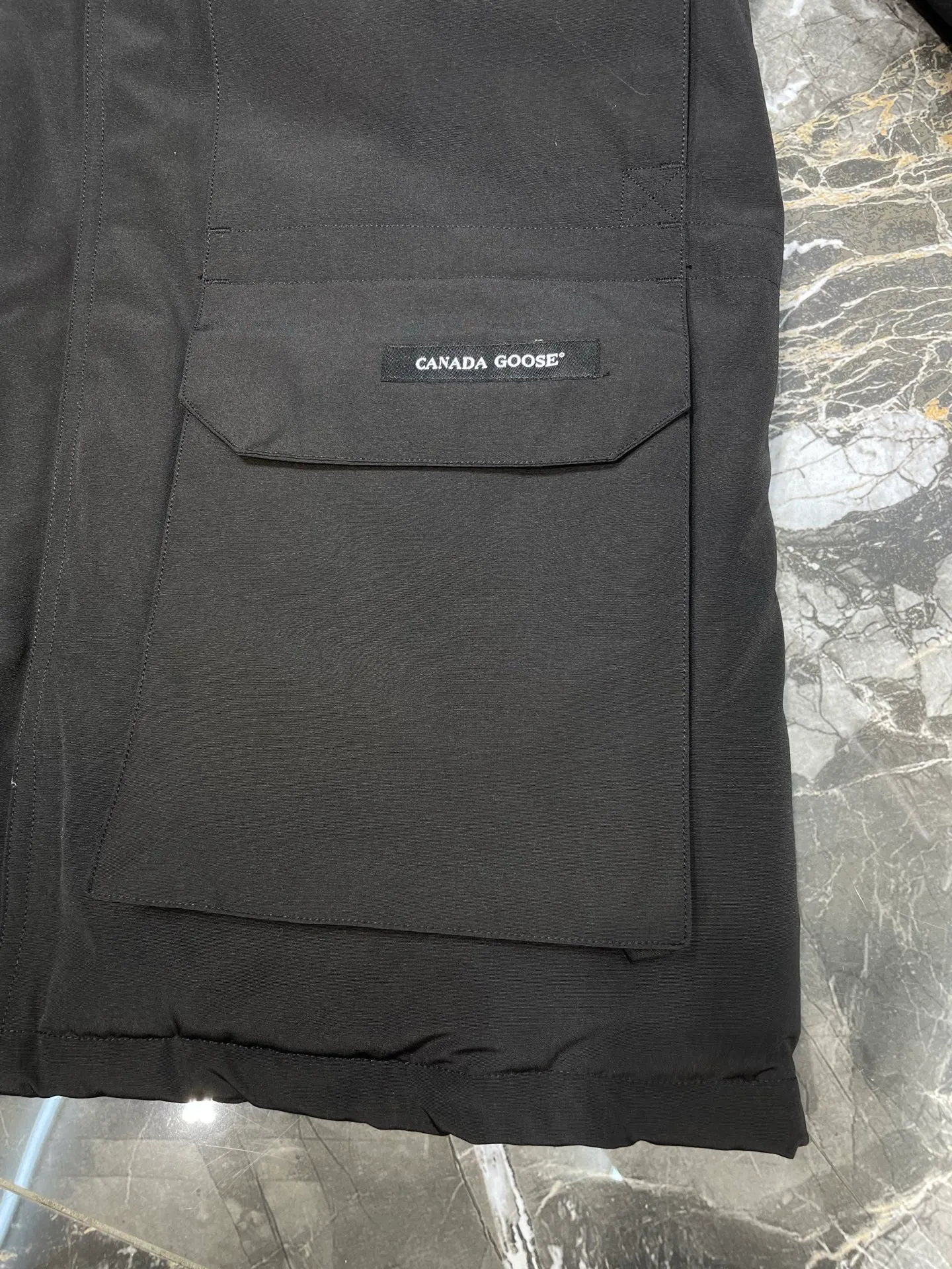 P910 special version 🌟 🇨🇦CANADA GOOES 24 new models 08 models/couple models Factory direct supply: supplying global purchasing agents, micro-business, entities, Tmall, high-end stalls and studio cooperation, free shipping! Canada Goose Expedition Parka 2008 is the same style for men and women. It is mid-length and the most timeless classic. All Arctic and Antarctic scientific expedition teams choose Canada Goose as their cold-proof equipment. It is the Rolls-Royce of down jackets. ➖ Industry-leading anti-counterfeiting chip sensing. ➖ Imported Behringer embroidery machines and customized embroidery labels, the highest level and industry leading. ➖ Imported Korean 21-count polyester-cotton blended original fabric, TC85 waterproof coated fabric, water-repellent, windproof and wear-resistant. ➖ The new national standard 80 white duck down is filled with an average of 520 grams of down. The amount of down filled is industry-leading. ➖ 100% nylon lining with double double-layer sealing design to prevent velvet running, and seamless thread design on the cuffs! ➖ Western Canadian Green Wolf Collar. ➖ Yoshida YKK provides original factory-customized electroplated sliders. YKK two-way lockable zippers are tight and smooth and do not peel off paint. ➖ 3M composite Velcro is durable and the accessories and hardware are all custom-made. Note: Our copywriting is only simple and clear. Instead of bragging about the copywriting, it is better to compare and understand with samples. Only for the purest goose, the most dedicated, the most professional, the highest quality, the highest cost performance!  Size:XS-XXL